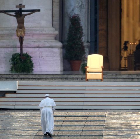 pope-francis-attends-an-extraordinary-moment-of-prayer-in-news-photo-1586458315