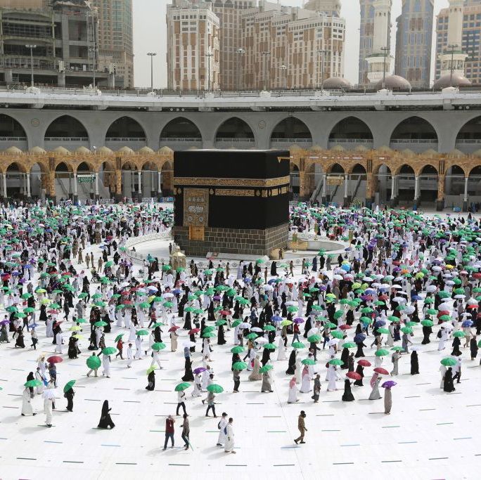worshippers-perform-the-farewell-tawaf-around-the-kaaba-news-photo-1687208324