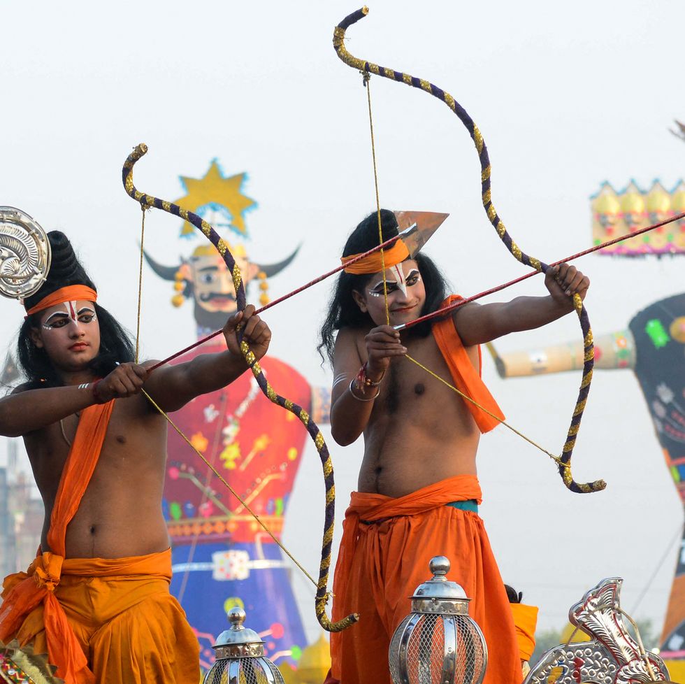 indian-hindus-dressed-as-deities-lord-rama-and-laxman-aim-a-news-photo-1693321602