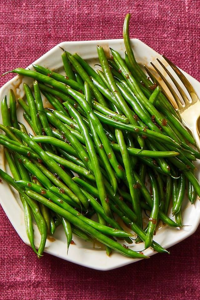 a plate of green beans
