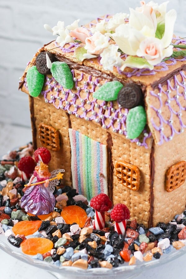 edible fairy house gingerbread design