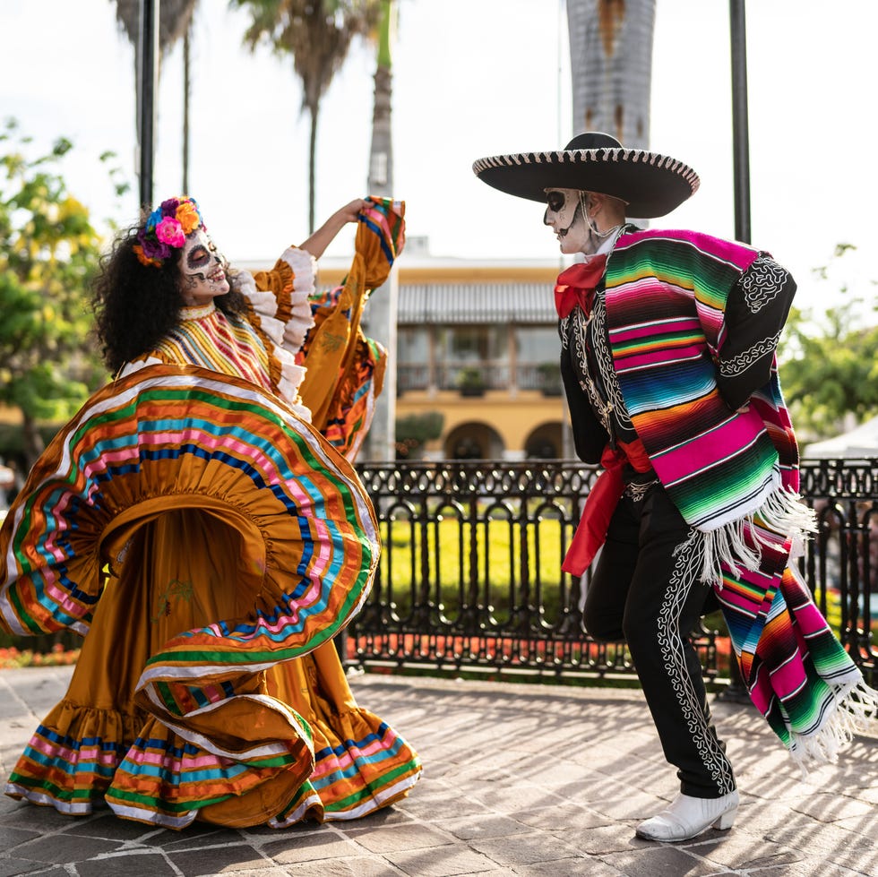 couple dancing and celebrating the day of the dead